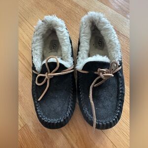 UGG Sheepskin Lined Suede Moccasin Slippers – Size 7